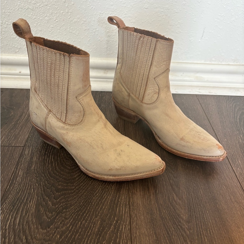FRYE AND CO. Cream Leather Ankle Boots